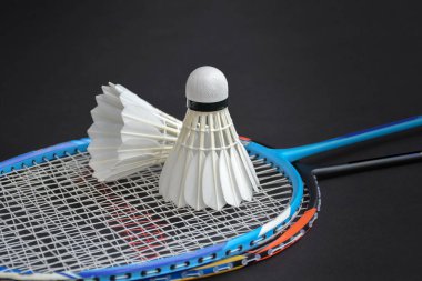 Beyaz badminton servis aleti ve raket kapalı badminton kortunda, kopyalama alanı, yeni düzenleme, dayanıklılık sporu konsepti sağlıklı yaşam için.