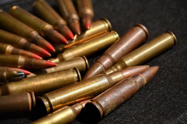 Eski keskin nişancı mermileri karanlık arka planda, yumuşak odak, yeni düzenleme, dünyadaki insan hayatını ve mülkünü korumak için spor ve eğitim kavramı.