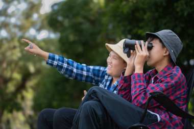 Asyalı çocuklar parklarındaki kuşları dürbünle izleyerek rahatlıyorlar..