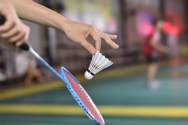 Badminton Speler Houdt Racket Witte Crème Shuttlecock Voor Het Net Rechtenvrije Stockafbeeldingen