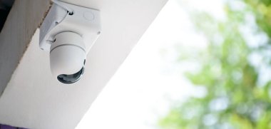 IP CCTV kamerası, insan hayatını ve mülkünü kurtarmak için cep telefonu ve bilgisayarla izleme yaparak güvenliği sağlamak için evin yüksek tavanına yerleştirildi..
