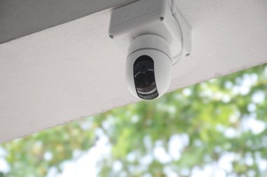 IP CCTV kamerası, insan hayatını ve mülkünü kurtarmak için cep telefonu ve bilgisayarla izleme yaparak güvenliği sağlamak için evin yüksek tavanına yerleştirildi..