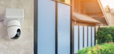 IP CCTV kamerası, insan hayatını ve mülkünü kurtarmak için cep telefonu ve bilgisayarla izleme yaparak güvenliği sağlamak için evin yüksek tavanına yerleştirildi..