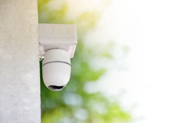 IP CCTV kamerası, insan hayatını ve mülkünü kurtarmak için cep telefonu ve bilgisayarla izleme yaparak güvenliği sağlamak için evin yüksek tavanına yerleştirildi..