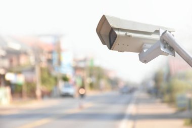 IP CCTV kamerası, insan yerine kapalı devre kamerayla insan hayatını kurtaran cep telefonu ve bilgisayarla insan hayatını kurtarmak için yüksek metal direğe yerleştirilmiş..