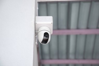 IP CCTV kamerası, insan hayatını ve mülkünü kurtarmak için cep telefonu ve bilgisayarla izleyerek güvenliği sağlamak üzere evin yüksek çimento direğine yerleştirildi..