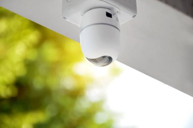 IP CCTV kamerası, insan hayatını ve mülkünü kurtarmak için cep telefonu ve bilgisayarla izleme yaparak güvenliği sağlamak için evin yüksek tavanına yerleştirildi..