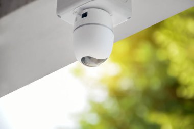 IP CCTV kamerası, insan hayatını ve mülkünü kurtarmak için cep telefonu ve bilgisayarla izleme yaparak güvenliği sağlamak için evin yüksek tavanına yerleştirildi..
