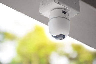 IP CCTV kamerası, insan hayatını ve mülkünü kurtarmak için cep telefonu ve bilgisayarla izleme yaparak güvenliği sağlamak için evin yüksek tavanına yerleştirildi..