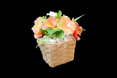 Vazodaki çeşitli naylon çiçekler koyu arkaplanda izole edilmiş ve kırpma yolları var..