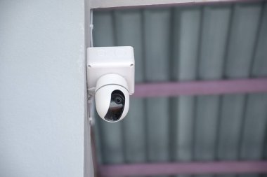 Kantinin çatısındaki yüksek çimento direğine monte edilmiş IP güvenlik sistemi işçilerin yemeğini yavaşlatıyor, yumuşak odaklı..