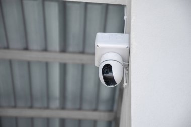 Kantinin çatısındaki yüksek çimento direğine monte edilmiş IP güvenlik sistemi işçilerin yemeğini yavaşlatıyor, yumuşak odaklı..