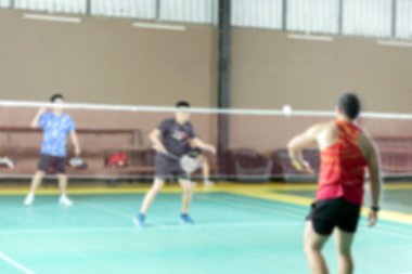 Badminton sahasında oynayan badminton sporunun bulanık görüntüsü, spor arka planı kavramı.