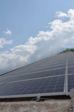 Kuş pisliği, yaprak, toz ve kuş ayak izleriyle kaplı kirli çatı güneş panelleri enerji verimliliğini önemli ölçüde azaltabilir. Uygun performansları sürdürmek için düzenli temizlik şarttır.