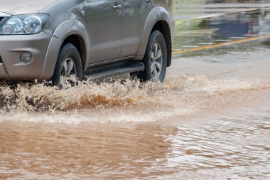 Şiddetli yağışlı bir mevsim nedeniyle çamurlu yağmurlar bölgeyi birbirine bağlayan ana yolları sular altında bıraktı, bu da arabaların geçmesini zorlaştırdı ve motor arızalarına yol açtı, hareket halinde, araba sigortası kavramı.