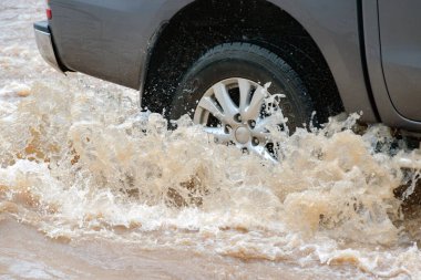 Şiddetli yağışlı bir mevsim nedeniyle çamurlu yağmurlar bölgeyi birbirine bağlayan ana yolları sular altında bıraktı, bu da arabaların geçmesini zorlaştırdı ve motor arızalarına yol açtı, hareket halinde, araba sigortası kavramı.