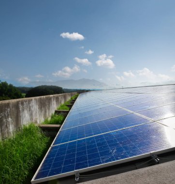 Kuş pisliği, yaprak, toz ve kuş ayak izleriyle kaplı kirli çatı güneş panelleri enerji verimliliğini önemli ölçüde azaltabilir. Uygun performansları sürdürmek için düzenli temizlik şarttır.