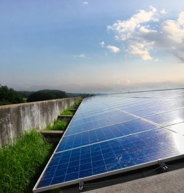 Kuş pisliği, yaprak, toz ve kuş ayak izleriyle kaplı kirli çatı güneş panelleri enerji verimliliğini önemli ölçüde azaltabilir. Uygun performansları sürdürmek için düzenli temizlik şarttır.