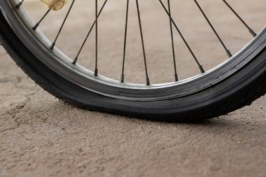 Bisikletin arka tekerleği düz ve değiştirmek ve tamir etmek için kaldırıma park edilir..