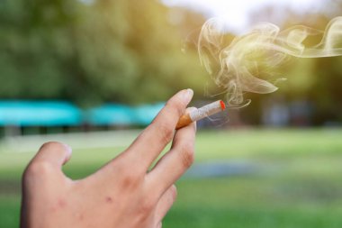 Yakından bakınca, parkta sigara içen bir gencin el ele tutuşması, sağlık ve insan vücudu kavramının dengesi..