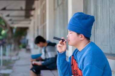 Birkaç genç gizlice e-sigara içip alkol alarak eğleniyorlardı..