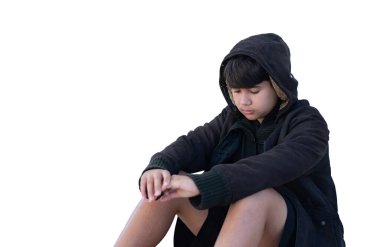 Siyah ve kirli kapüşonlu kazaklı yalnız bir Asyalı çocuk. Kırpma yolları var. Çeşitli çocuk yaşam tarzları için konsept..