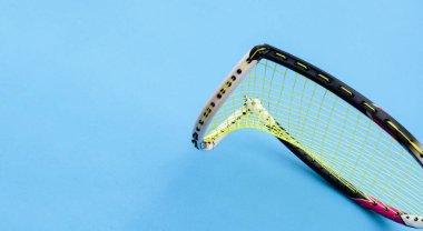 Badminton kortunda yerde kırılmış badminton raketleri..