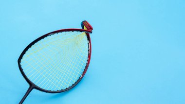 Badminton kortunda yerde kırılmış badminton raketleri..