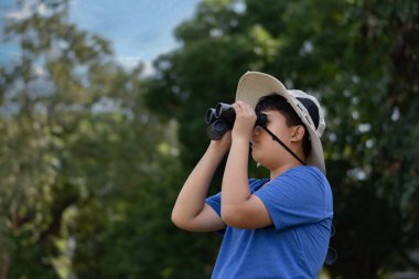 Dürbün, açık hava öğrenimi, merak ve çocukluk macerasını yeşil, orman benzeri bir ortamda kullanarak doğayı keşfeden Asyalı bir çocuk..