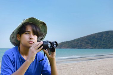 Dürbün, açık hava öğrenimi, merak ve çocukluk macerasını yeşil, orman benzeri bir ortamda kullanarak doğayı keşfeden Asyalı bir çocuk..