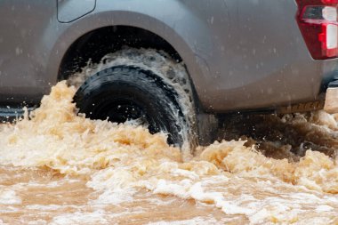 Şiddetli yağmur, sular sokakları kapladıkça, günlük yaşamı ve ulaşımı aksattıkça kentsel sellere yol açıyor.