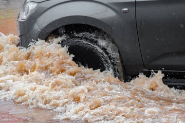 Şiddetli yağmur, sular sokakları kapladıkça, günlük yaşamı ve ulaşımı aksattıkça kentsel sellere yol açıyor.