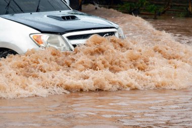 Şiddetli yağmur, sular sokakları kapladıkça, günlük yaşamı ve ulaşımı aksattıkça kentsel sellere yol açıyor.