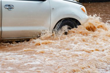 Şiddetli yağmur, sular sokakları kapladıkça, günlük yaşamı ve ulaşımı aksattıkça kentsel sellere yol açıyor.