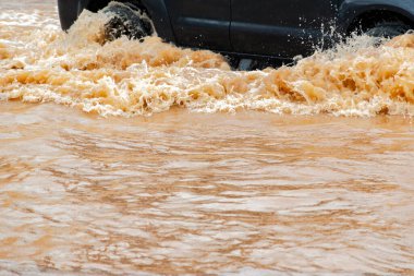 Şiddetli yağmur, sular sokakları kapladıkça, günlük yaşamı ve ulaşımı aksattıkça kentsel sellere yol açıyor.