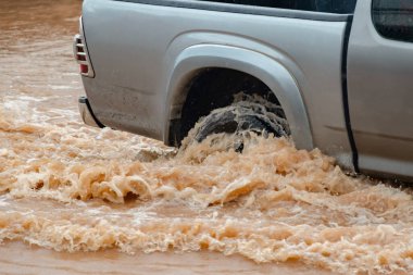 Şiddetli yağmur, sular sokakları kapladıkça, günlük yaşamı ve ulaşımı aksattıkça kentsel sellere yol açıyor.