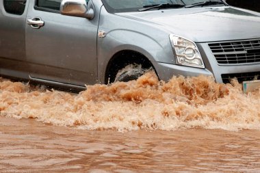 Şiddetli yağmur, sular sokakları kapladıkça, günlük yaşamı ve ulaşımı aksattıkça kentsel sellere yol açıyor.