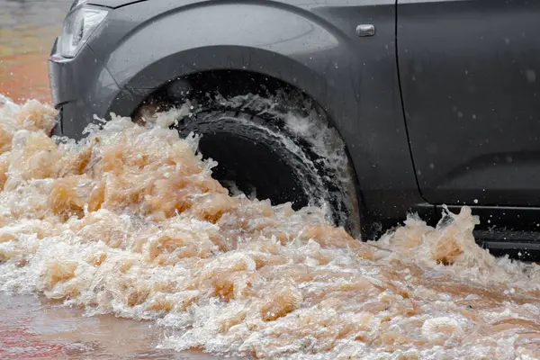 Şiddetli yağmur, sular sokakları kapladıkça, günlük yaşamı ve ulaşımı aksattıkça kentsel sellere yol açıyor.