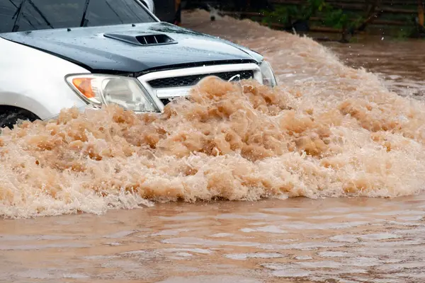 Şiddetli yağmur, sular sokakları kapladıkça, günlük yaşamı ve ulaşımı aksattıkça kentsel sellere yol açıyor.
