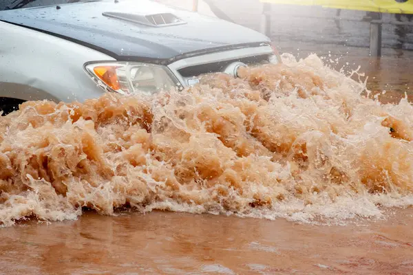 Şiddetli yağmur, sular sokakları kapladıkça, günlük yaşamı ve ulaşımı aksattıkça kentsel sellere yol açıyor.