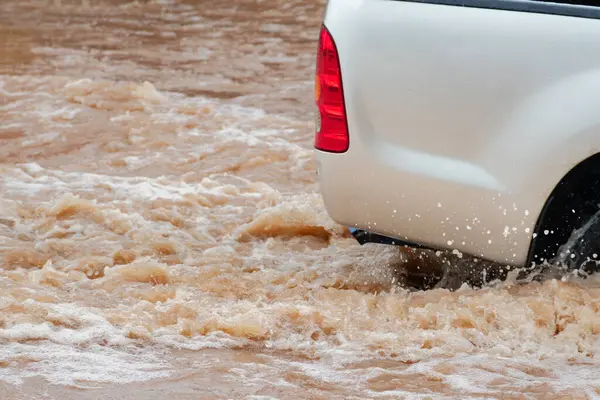 Şiddetli yağmur, sular sokakları kapladıkça, günlük yaşamı ve ulaşımı aksattıkça kentsel sellere yol açıyor.