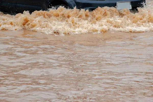 Şiddetli yağmur, sular sokakları kapladıkça, günlük yaşamı ve ulaşımı aksattıkça kentsel sellere yol açıyor.