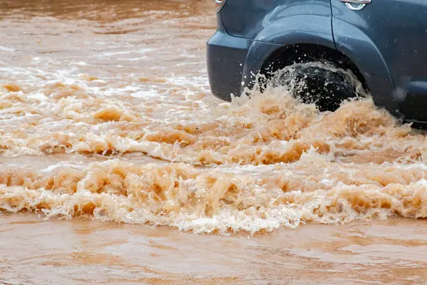 Şiddetli yağmur, sular sokakları kapladıkça, günlük yaşamı ve ulaşımı aksattıkça kentsel sellere yol açıyor.