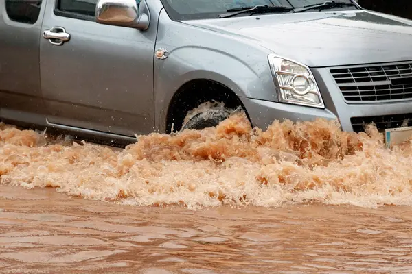 Şiddetli yağmur, sular sokakları kapladıkça, günlük yaşamı ve ulaşımı aksattıkça kentsel sellere yol açıyor.