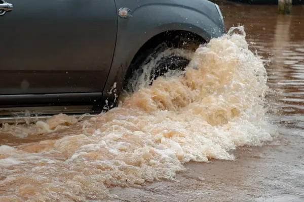 Şiddetli yağmur, sular sokakları kapladıkça, günlük yaşamı ve ulaşımı aksattıkça kentsel sellere yol açıyor.