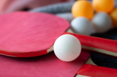 Masa tenisi raketi, top ve raket masada. Spor arkaplanı.