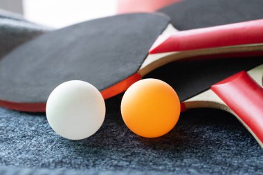 Masa tenisi raketi, top ve raket masada. Spor arkaplanı.