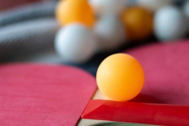 Masa tenisi raketi, top ve raket masada. Spor arkaplanı.