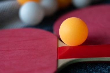 Masa tenisi raketi, top ve raket masada. Spor arkaplanı.