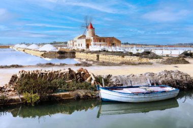 Tuz bataklıkları ve yel değirmenleri. Saline dello Stagnone